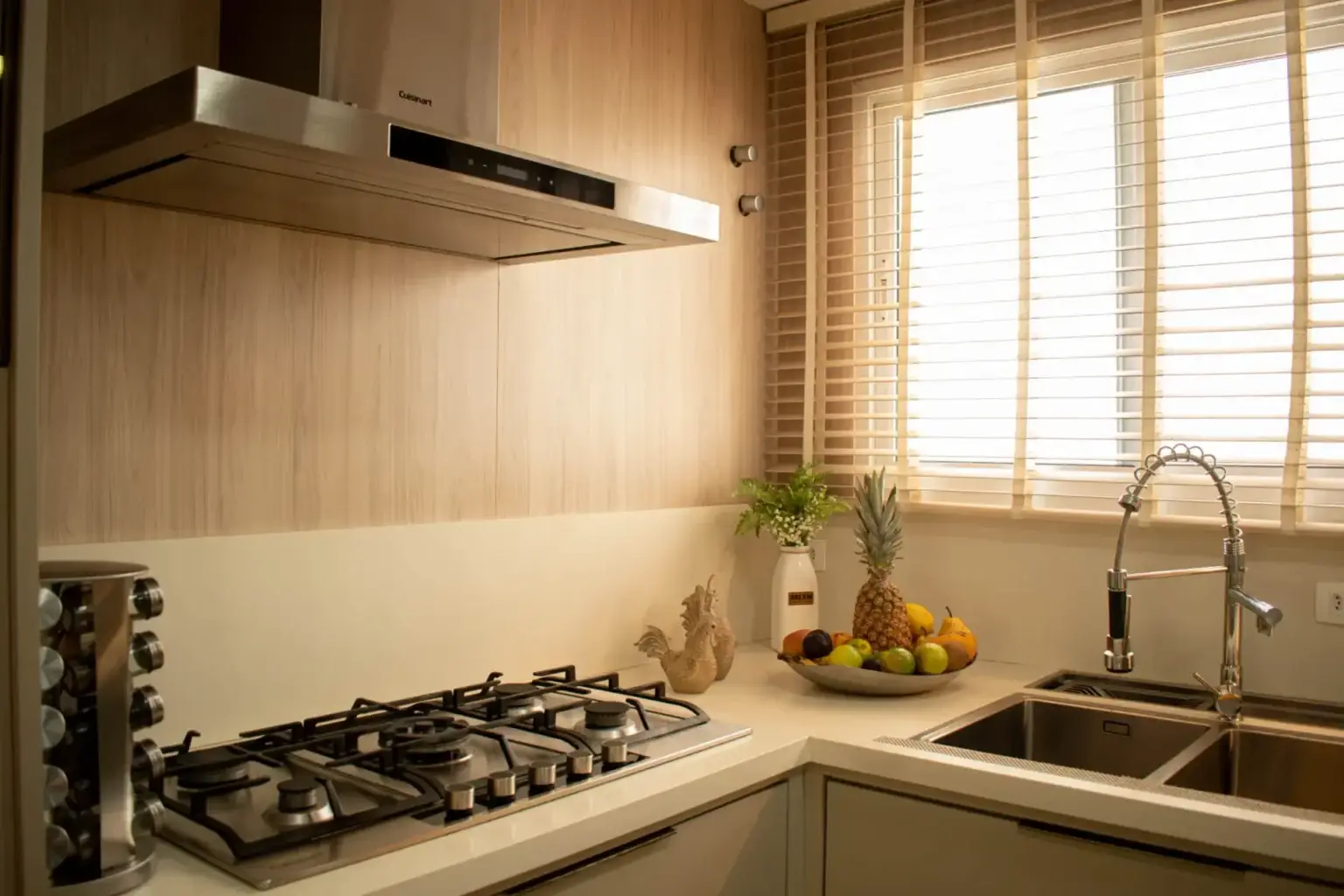 Cozinha planejada com móveis sob medida, cooktop e decoração em apartamento reformado