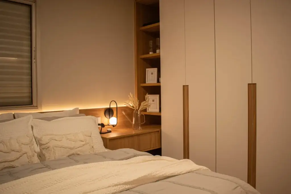 Quarto planejado com armário embutido e iluminação aconchegante em reforma de apartamento